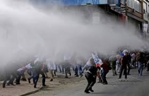 В Стамбуле полиция применила газ против протестующих